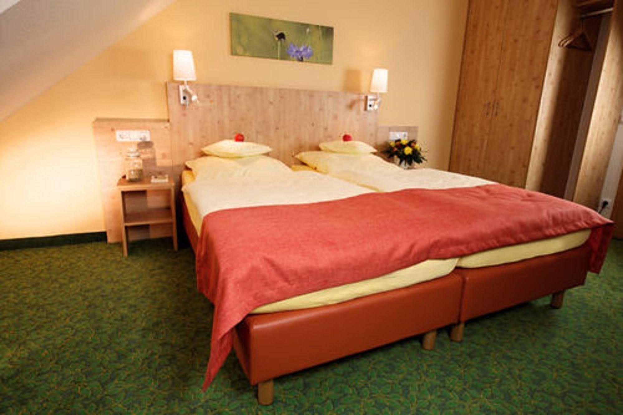 Hotel Und Landgasthof Zum Bockshahn Spessart  ภายนอก รูปภาพ