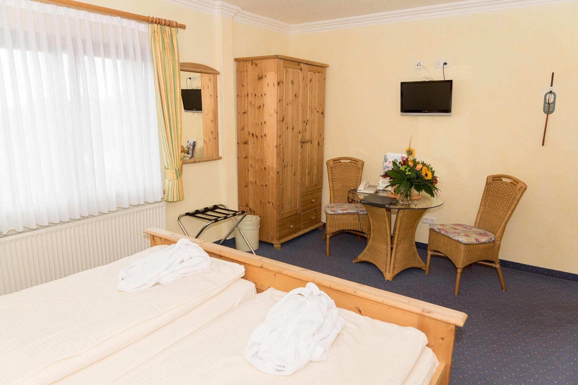 Hotel Und Landgasthof Zum Bockshahn Spessart  ภายนอก รูปภาพ
