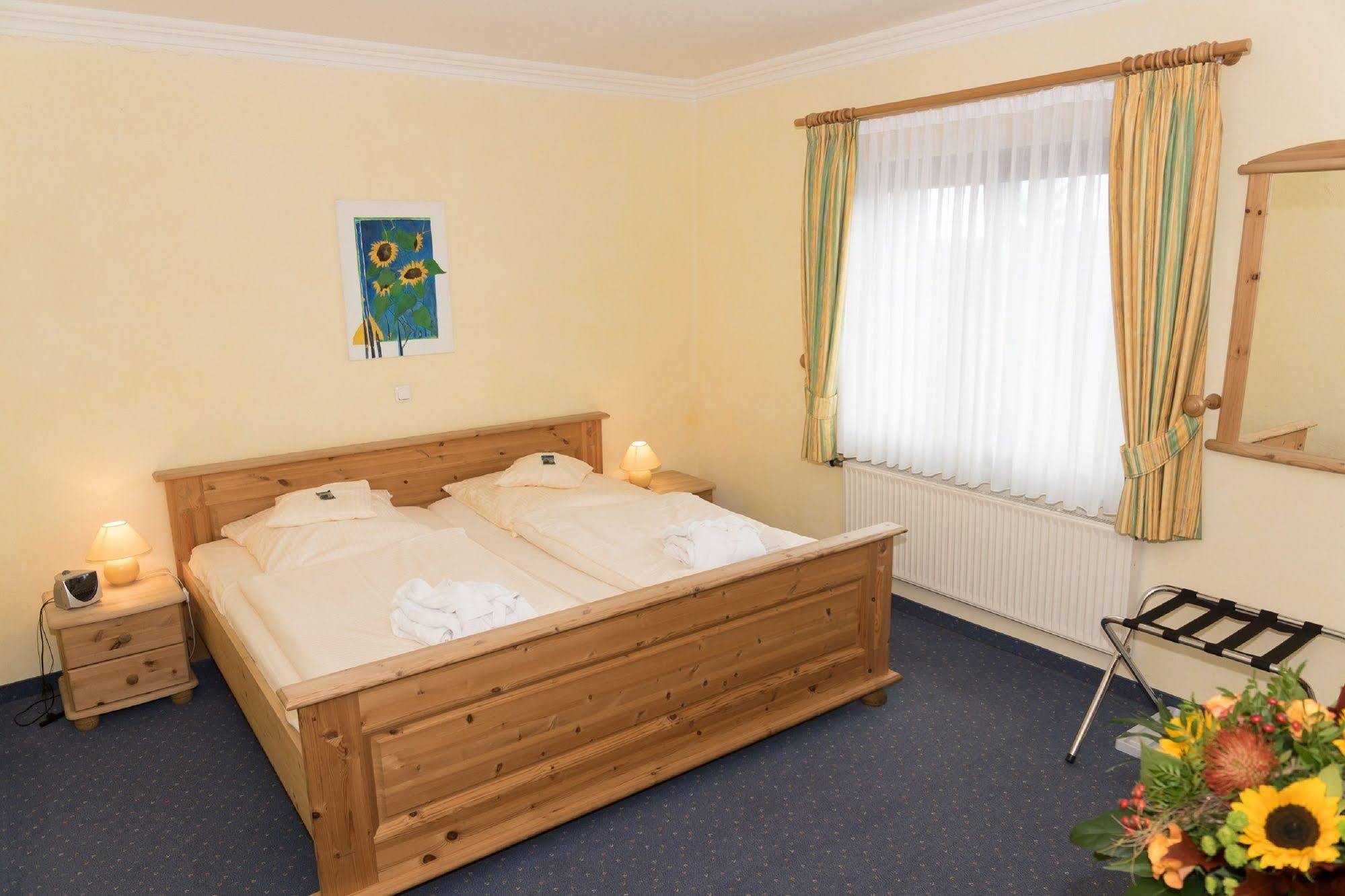 Hotel Und Landgasthof Zum Bockshahn Spessart  ภายนอก รูปภาพ