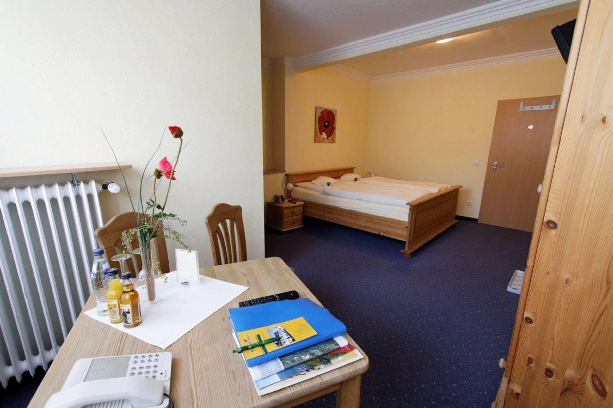 Hotel Und Landgasthof Zum Bockshahn Spessart  ภายนอก รูปภาพ